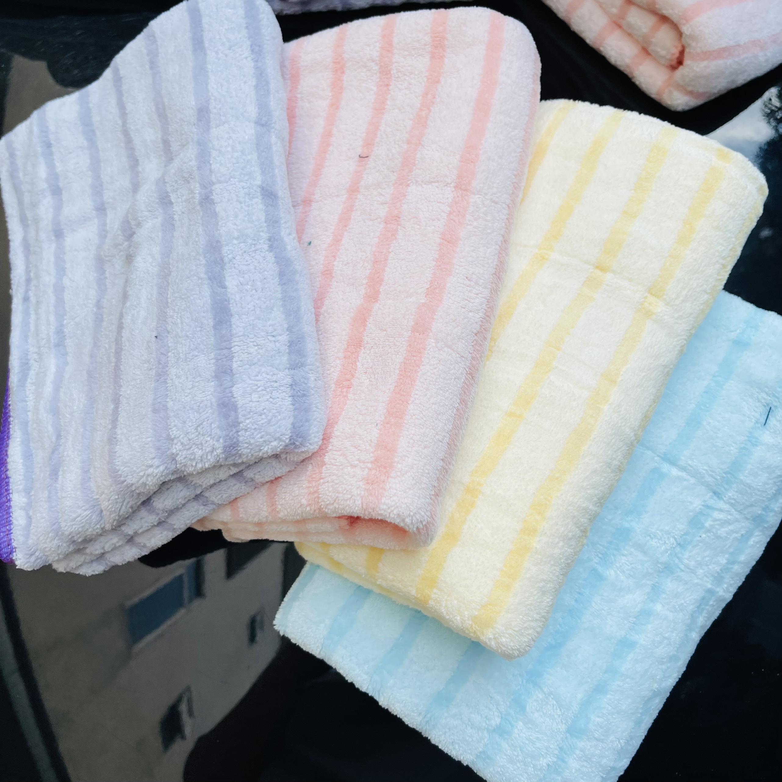 Khăn tắm lông cừu, hoa văn chìm hình gấu, KT 50x100cm, nặng 200g