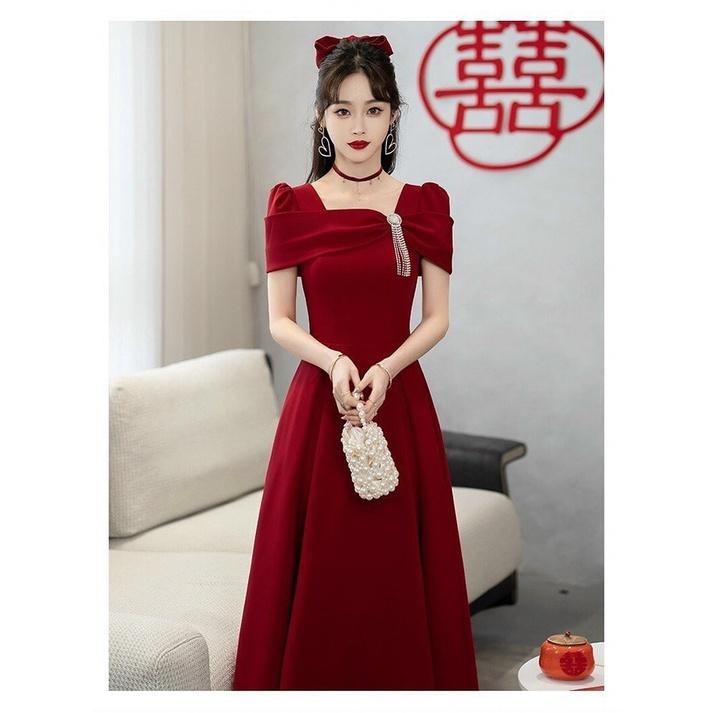 ĐẦM XÒE ĐỎ TRỄ VAI KÈM PHỤ KIỆN