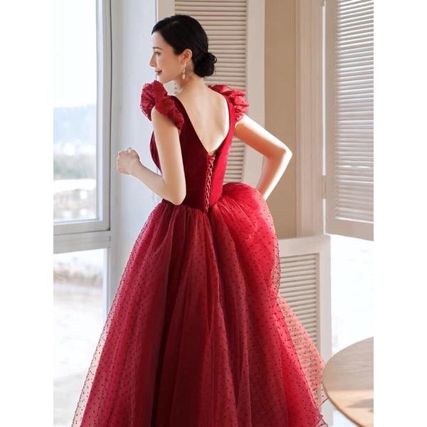 Váy đỏ xoè bồng bềnh phong cách tiểu thư, nàng thơ, công chúa