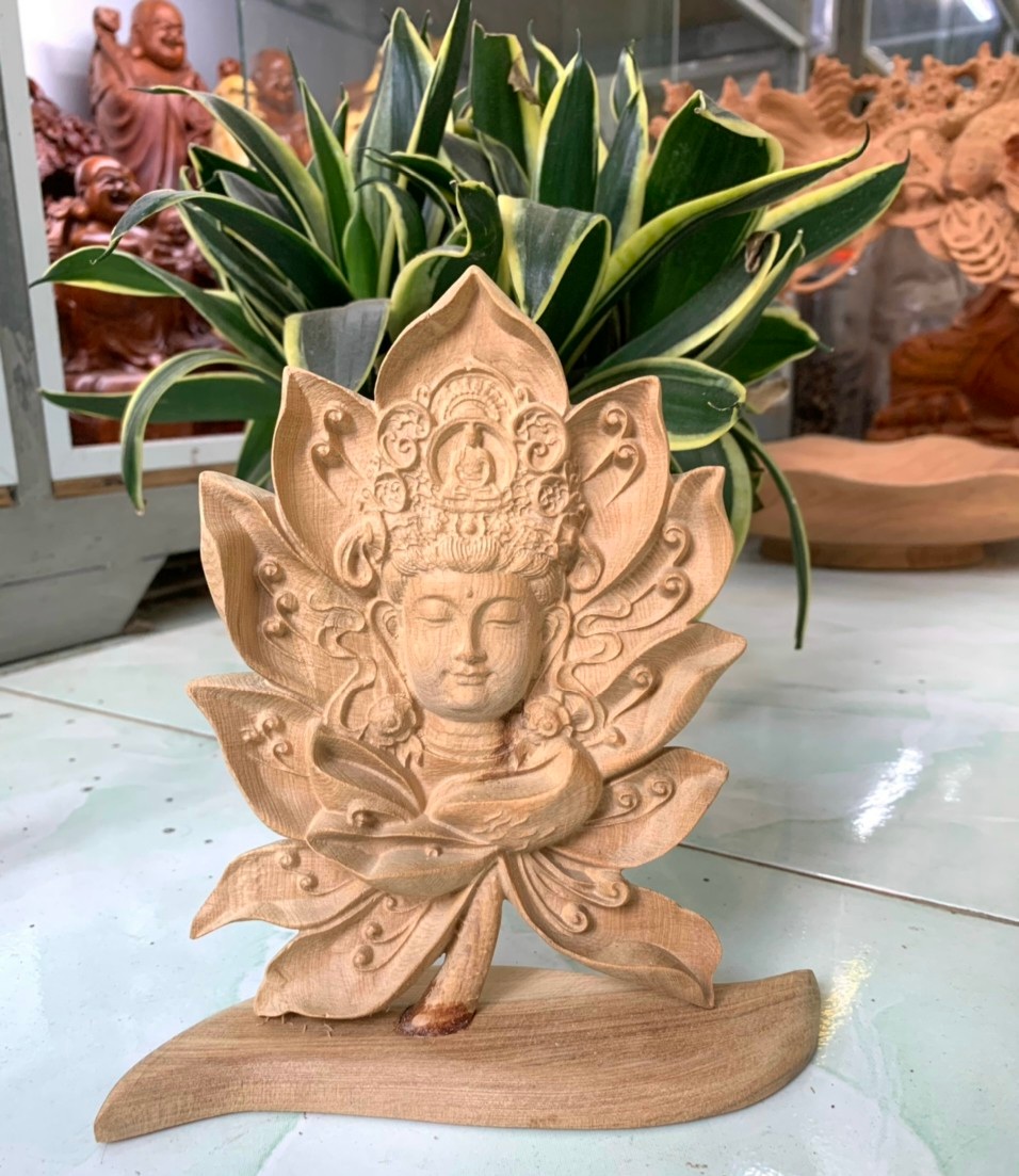Diện phật khắc nằm trong lòng bông hoa sen ,bằng gỗ bách xanh thơm nức kt 16×15×6cm