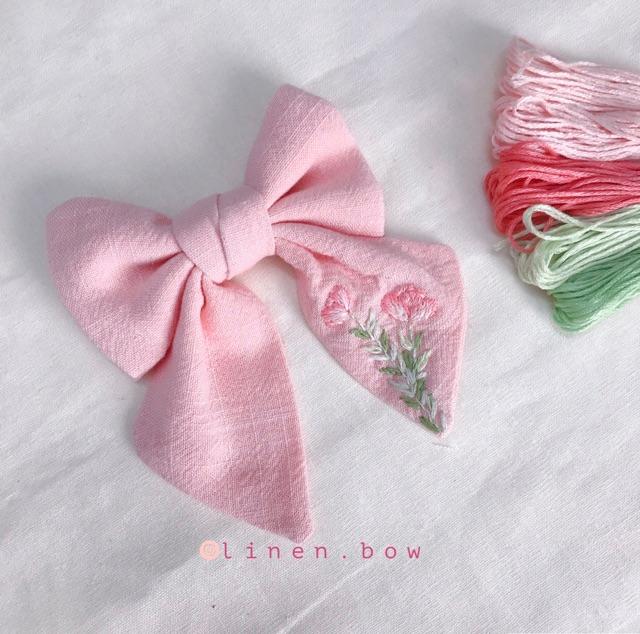 Nơ linen màu hồng phấn thêu hoa