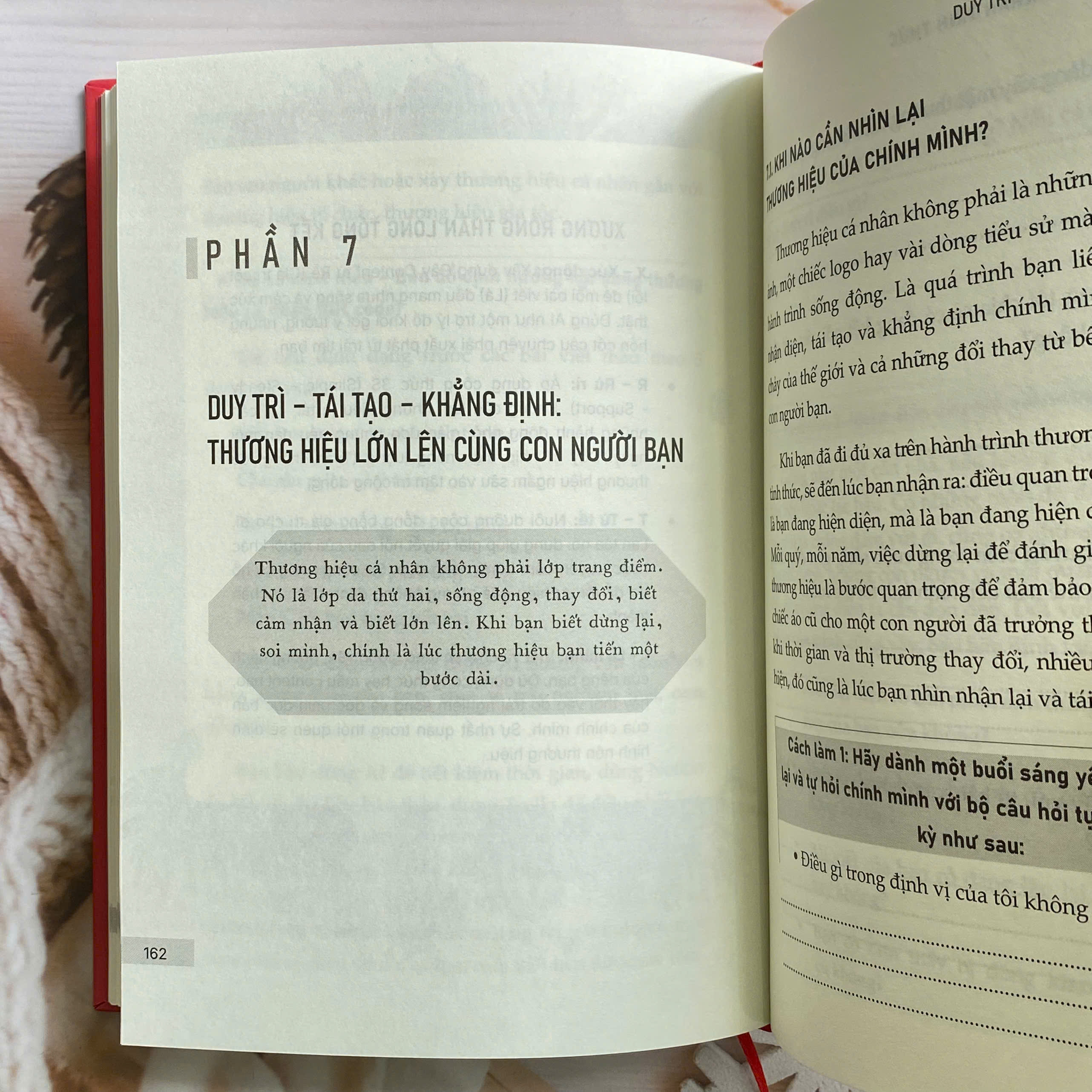 Sách - Thương hiệu cá nhân tỉnh thức: Bí quyết xây và tái xây thương hiệu cá nhân bền vững từ gốc rễ