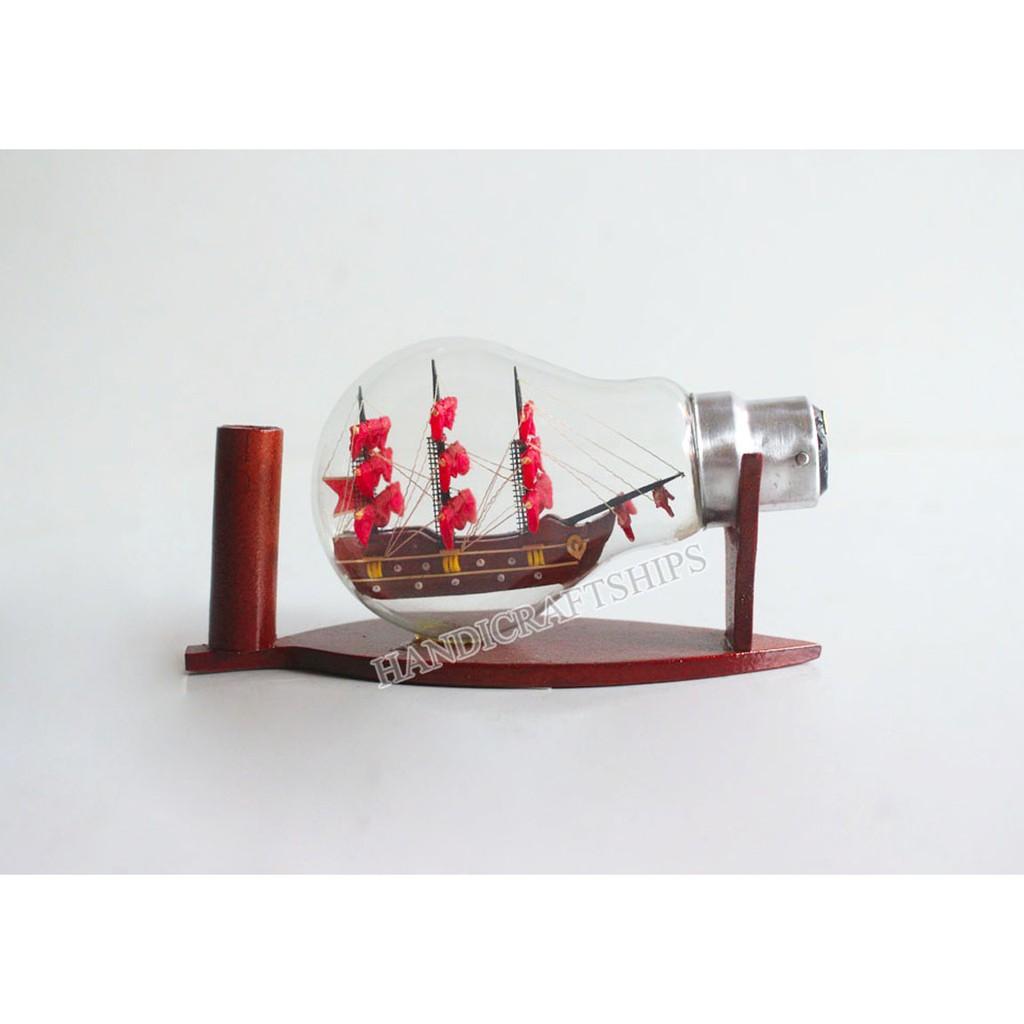 Mô hình tàu thuyền Victory (đỏ) trong bóng đèn