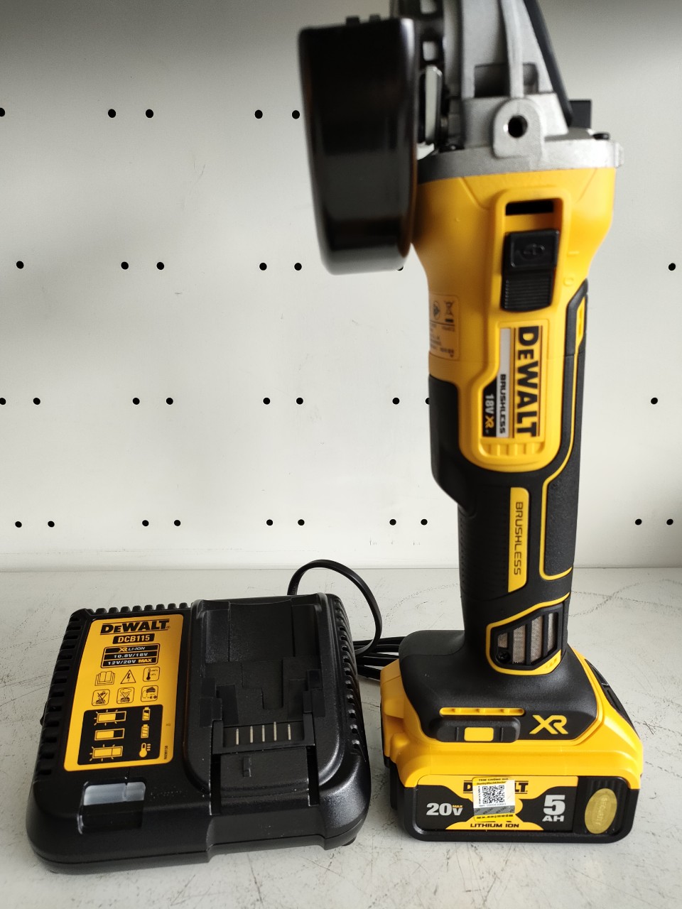 CHÍNH HÃNG - Máy mài cầm tay dùng pin 18V / 20Vmax DEWALT DCG405P1