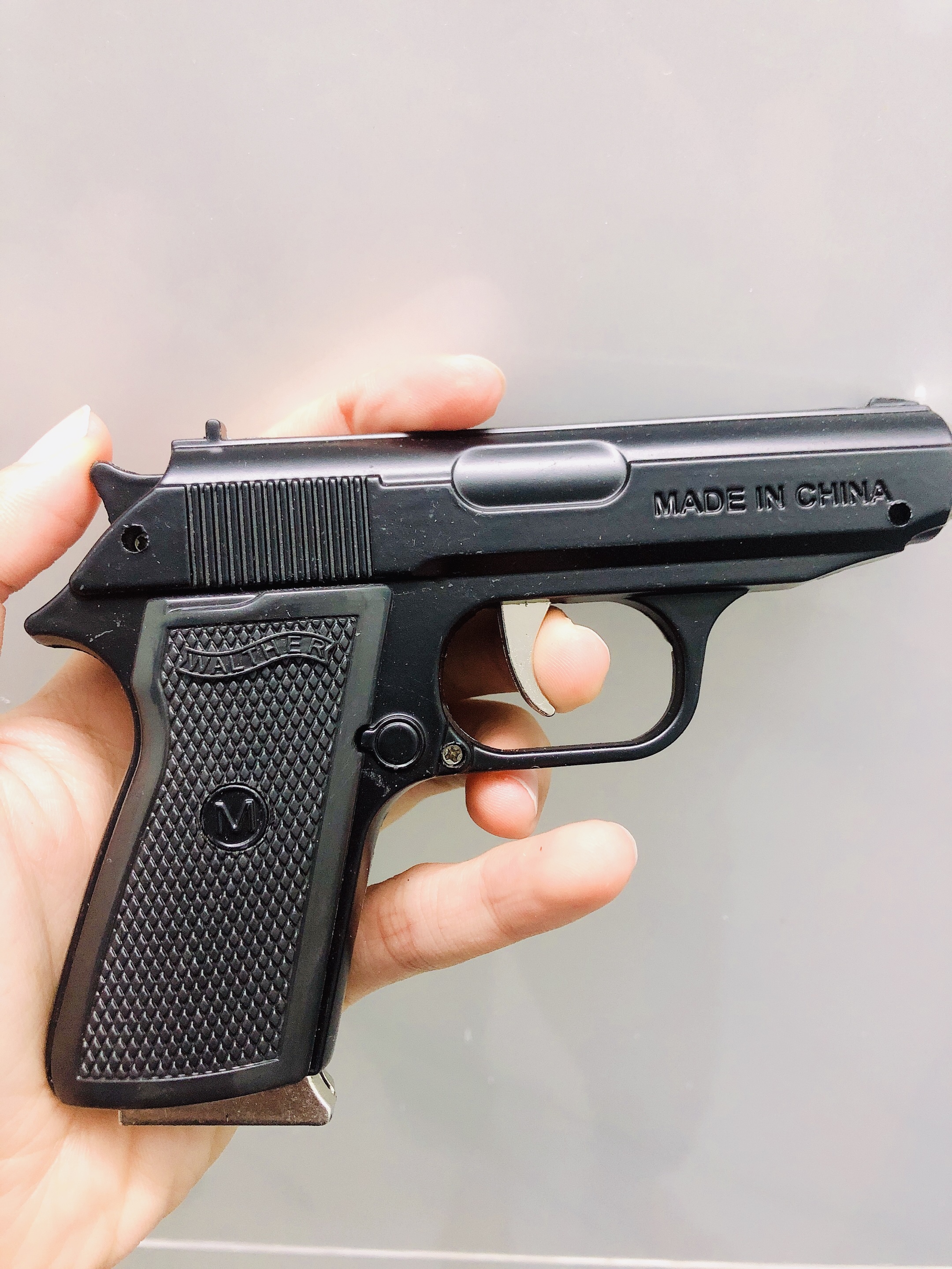 Hột quẹt bật lửa khè hình súng M9 3IN1 có bao da size 13cm - MÀU ĐEN