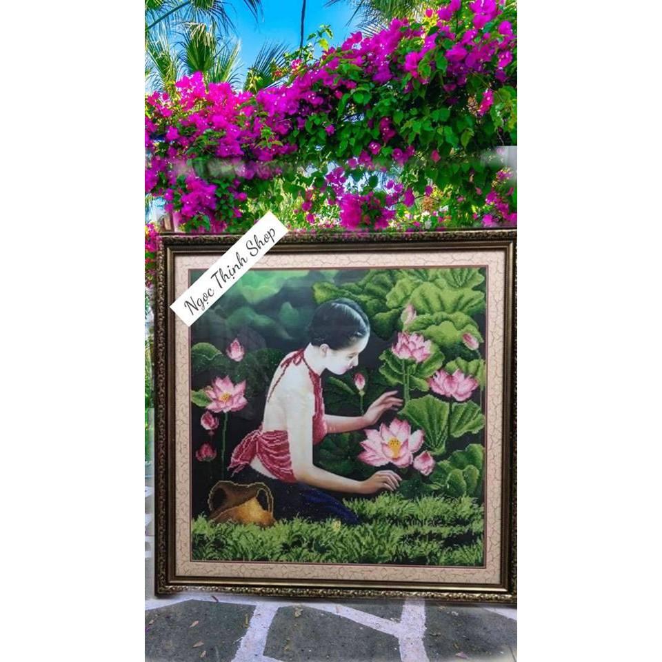 FreeShip từ 250K-Tranh thêu chữ thập 6D- Thiếu Nữ Bên Hoa Sen 53406 kt: 66x66cm