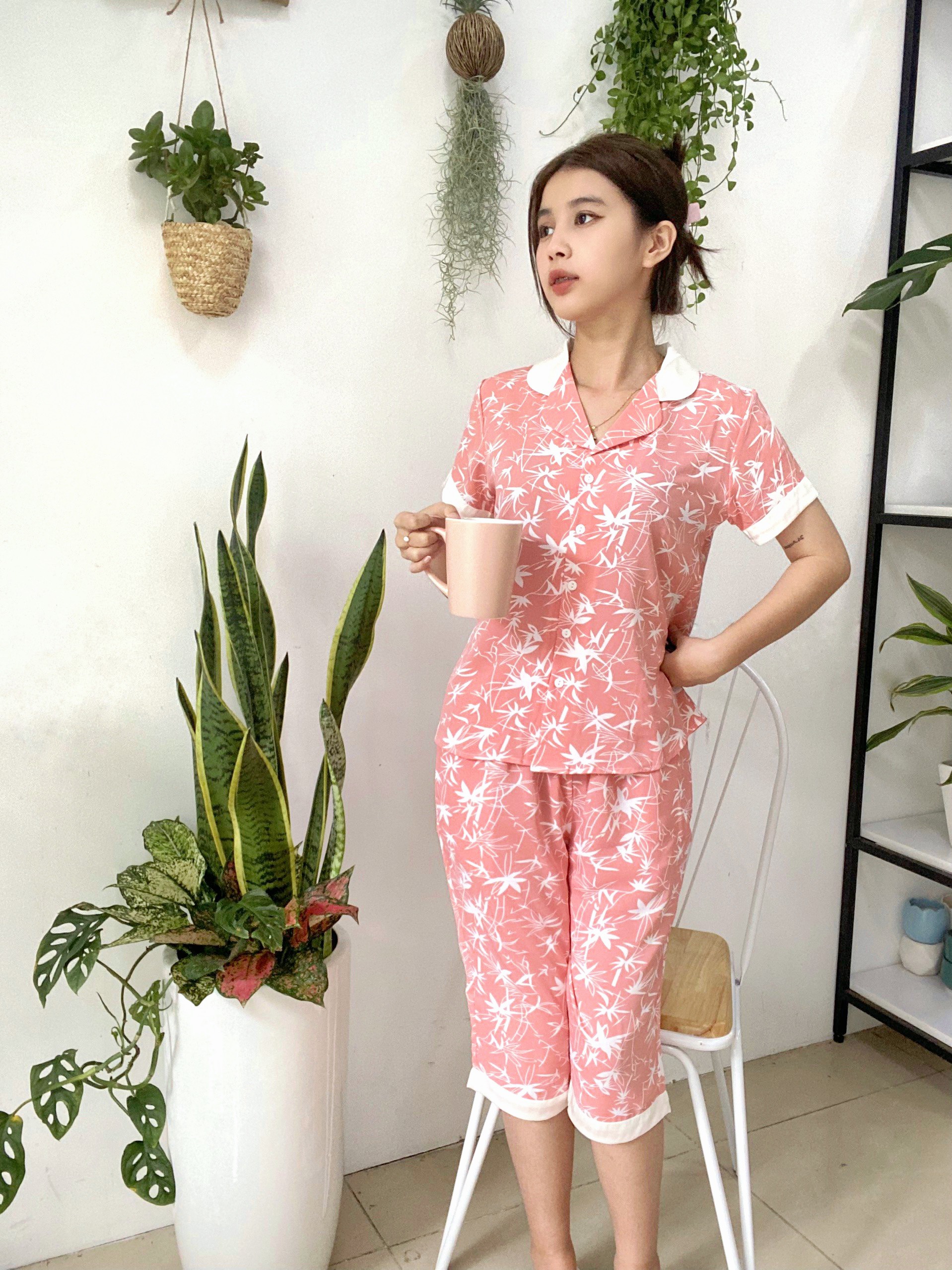 Bộ đồ Pyjama nữ, đồ mặc nhà lụa VILADY - B145 Quần Lửng Tay Cộc Họa Tiết Lá Màu Hồng cam, chất liệu lụa Mango cao cấp