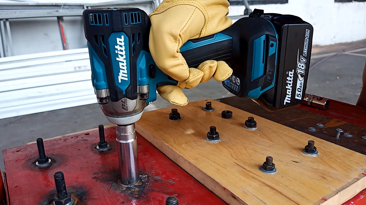 MÁY VẶN BU LÔNG PIN 18V 420W MAKITA DTW302RTJ (2 PIN 18V 5AH, 1 SẠC NHANH, THÙNG MAKPAC) - HÀNG CHÍNH HÃNG