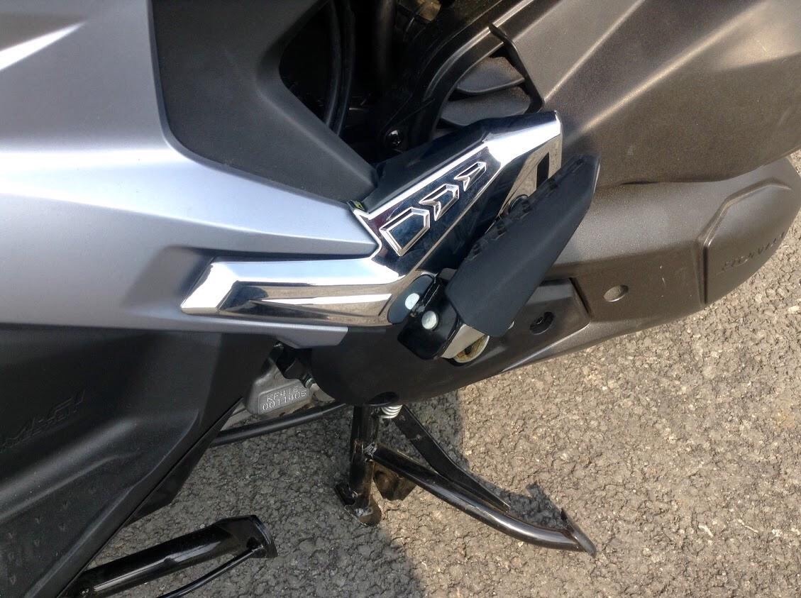 ỐP GÁC CHÂN SAU CHO AIRBLADE 2020 XI INOX