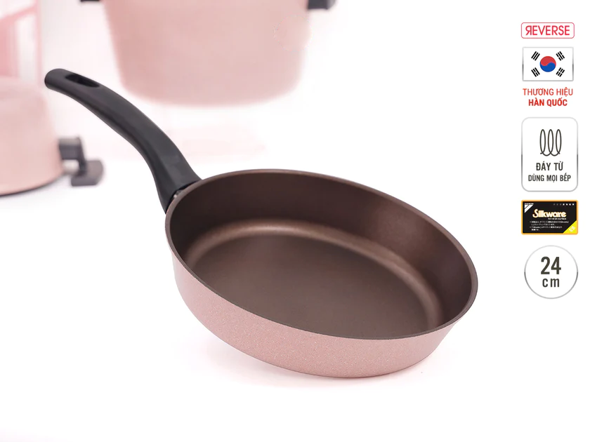 Bộ 4 món Nồi, Chảo chống dính Reverse Neoflam Hàn Quốc màu hồng đào. Bao gồm Nồi 24 I Nồi 20 I Chảo đa năng 28cm I Chảo chiên 24cm. Thân hợp kim nhôm, phủ chống dính Daikin thế hệ mới.