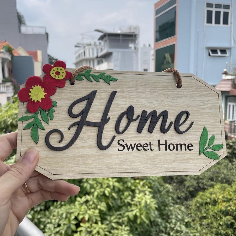 Bảng gỗ chữ Home sweet home nền gỗ trắng hoa đỏ có dây treo
