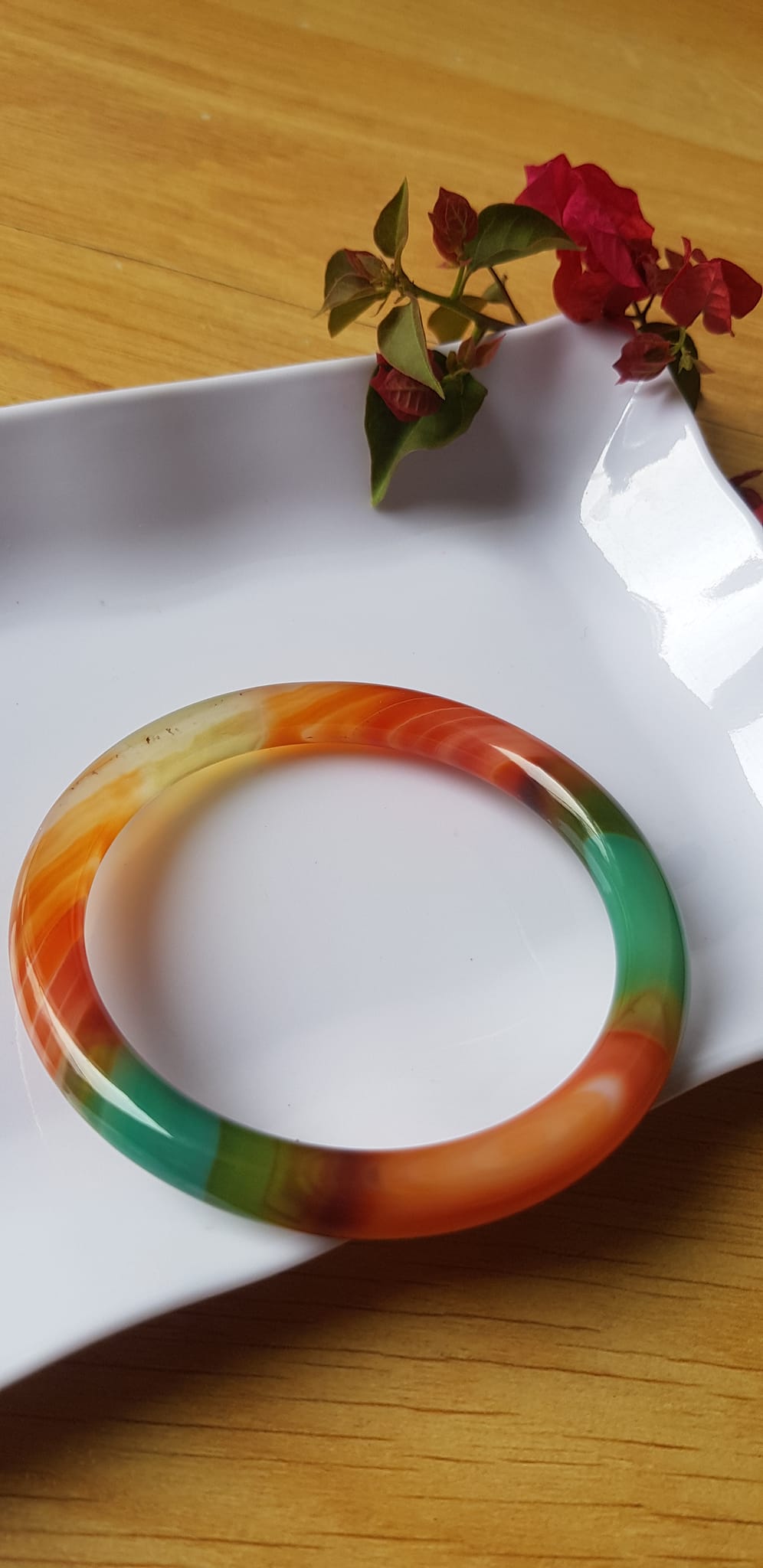 Vòng tay đá mã não tứ quý mới đỏ cam xanh dương xanh lá cam trắng vân sọc xéo xéo rất đẹp Vòng Ni 59mm x cọng 7,8mm Nữ 58kg - 70kg đeo Món quà tặng nữ ý nghĩa ạ