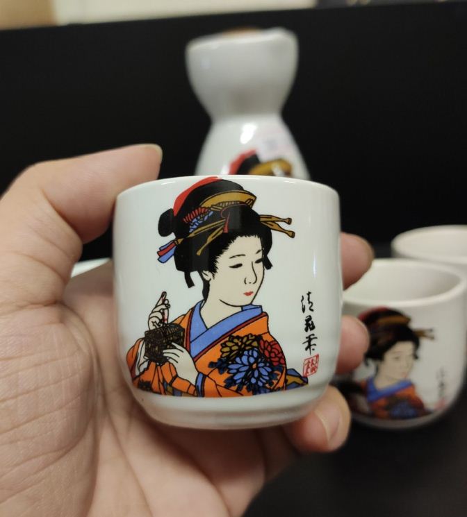 Bộ bình ly gốm sứ mẫu geisha ( 1 bình 4 ly)