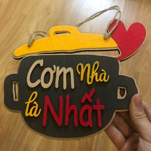 Bảng gỗ treo bếp, treo cửa chữ Cơm nhà là nhất tặng kèm móc dán