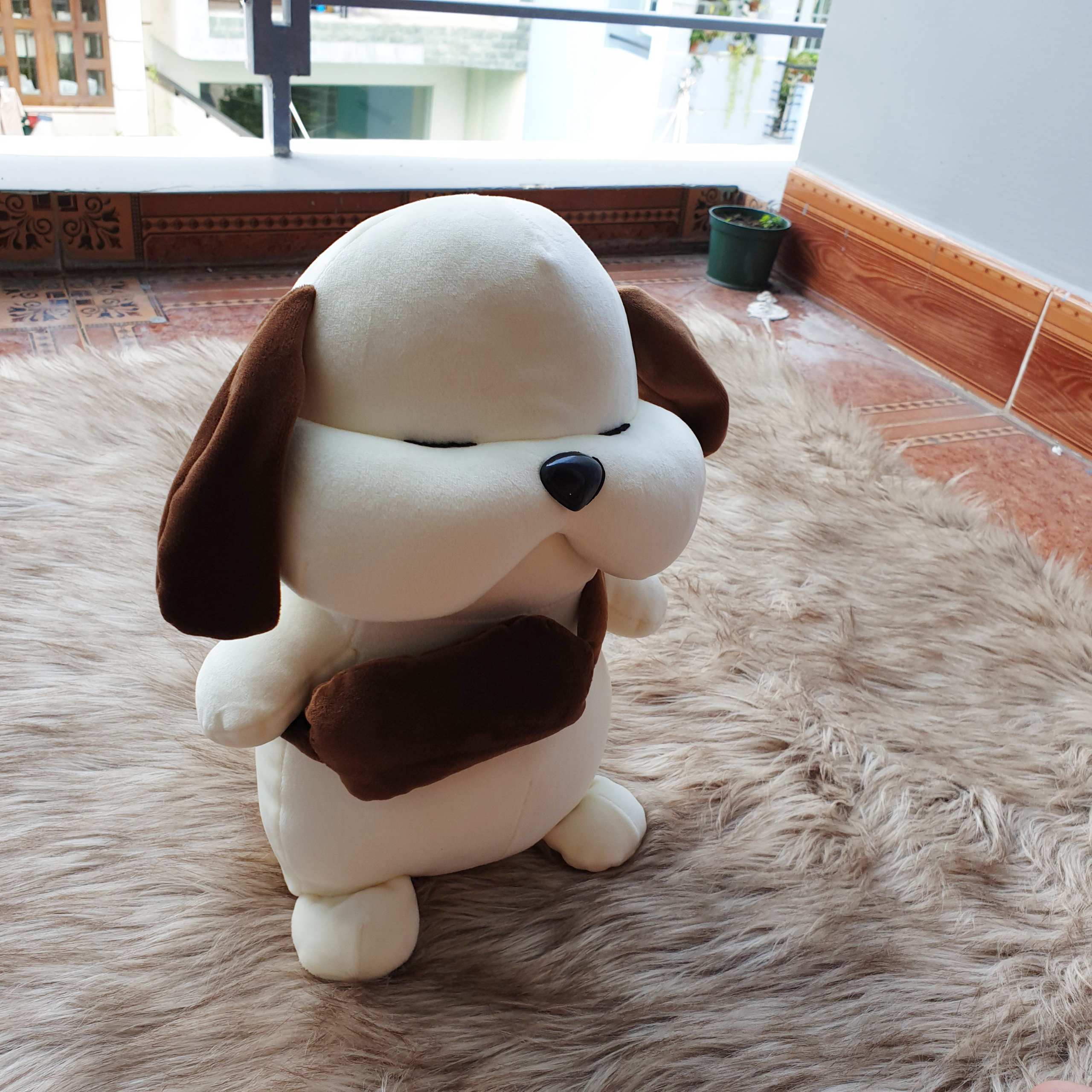 Chó Puppy mặt xệ đeo cặp màu kem size 33cm