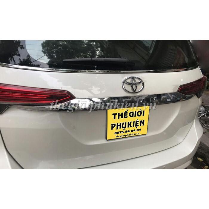 Ốp trang trí tay mở cốp sau Toyota Fortuner 2017-2019