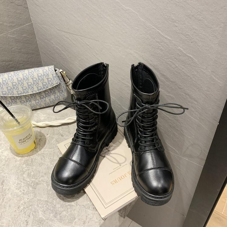 Giày cao gót với đế giày dày