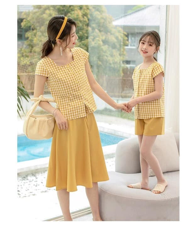 Set áo caro phối chân váy cho mẹ và quần short cho bé