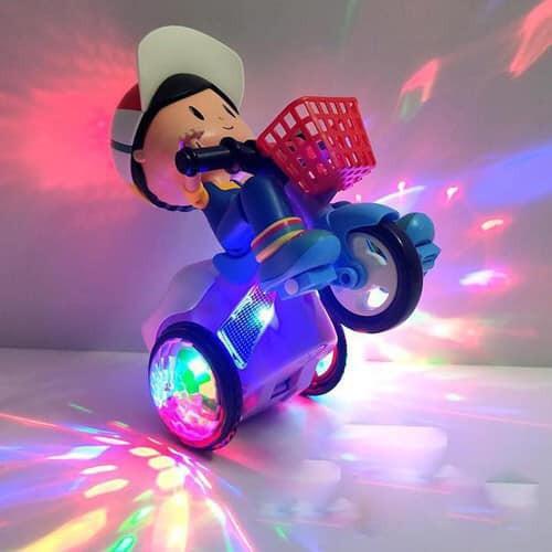 Cậu bé shipper đạp xe có phát nhạc, với đèn dành cho bé