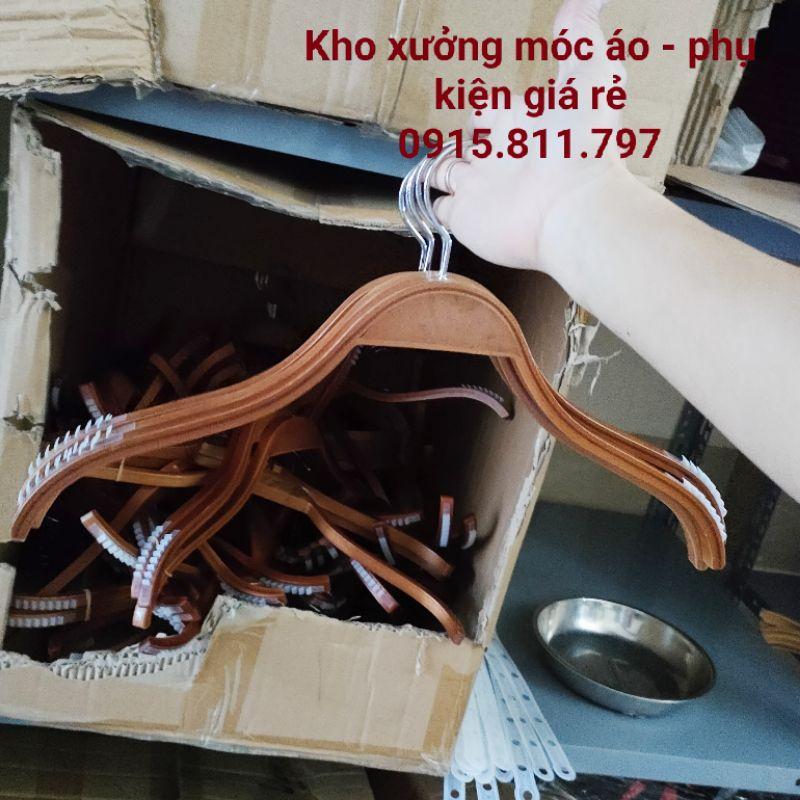 Móc treo quần áo nam nữ - móc gỗ tre màu nâu có đệm vai bằng silicon mềm dẻo độ,chống tuột, đầu móc xoay 360 độ,dài 38cm