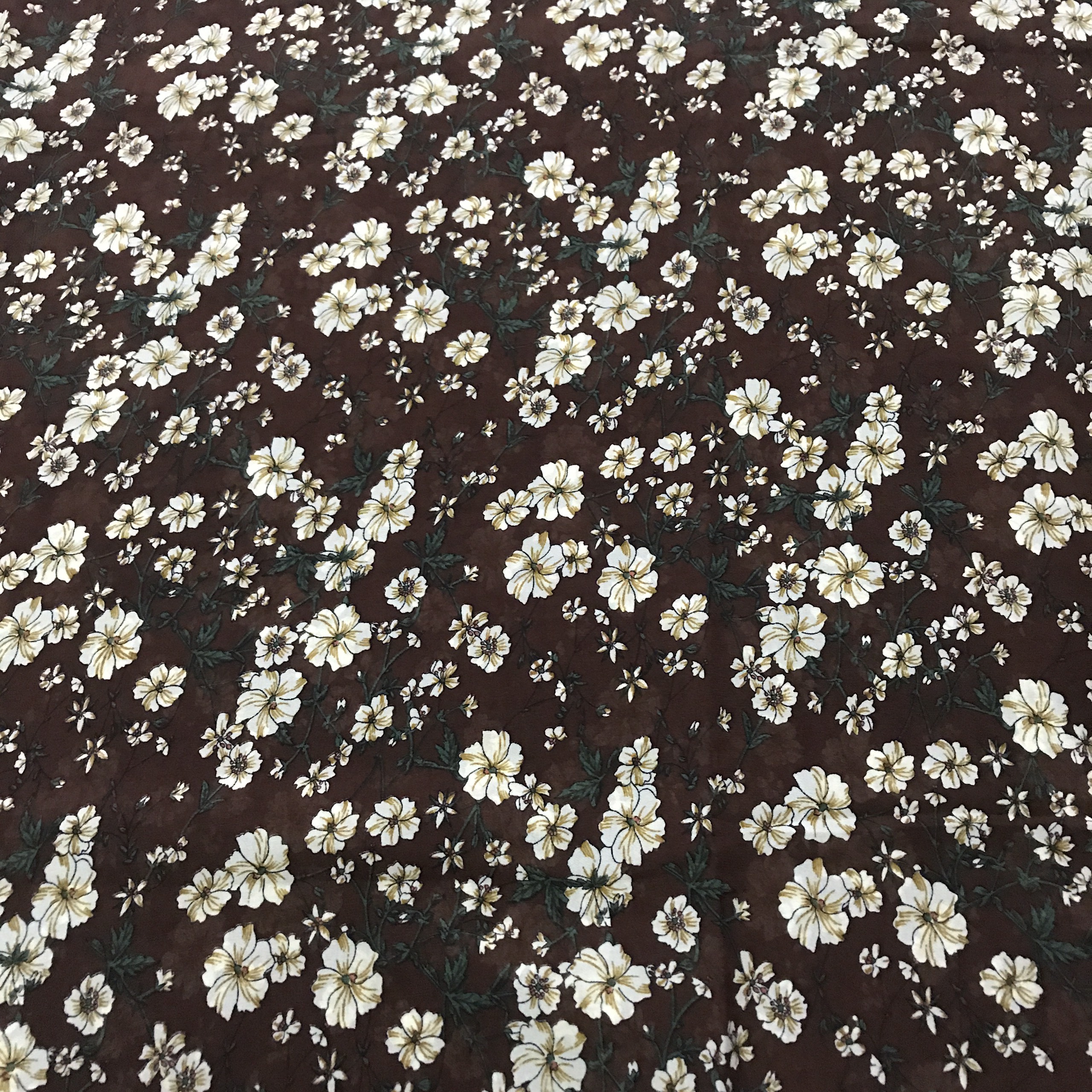 Vải voan chiffon mỏng mềm không co giãn họa tiết hoa dâm bụt nền màu nâu