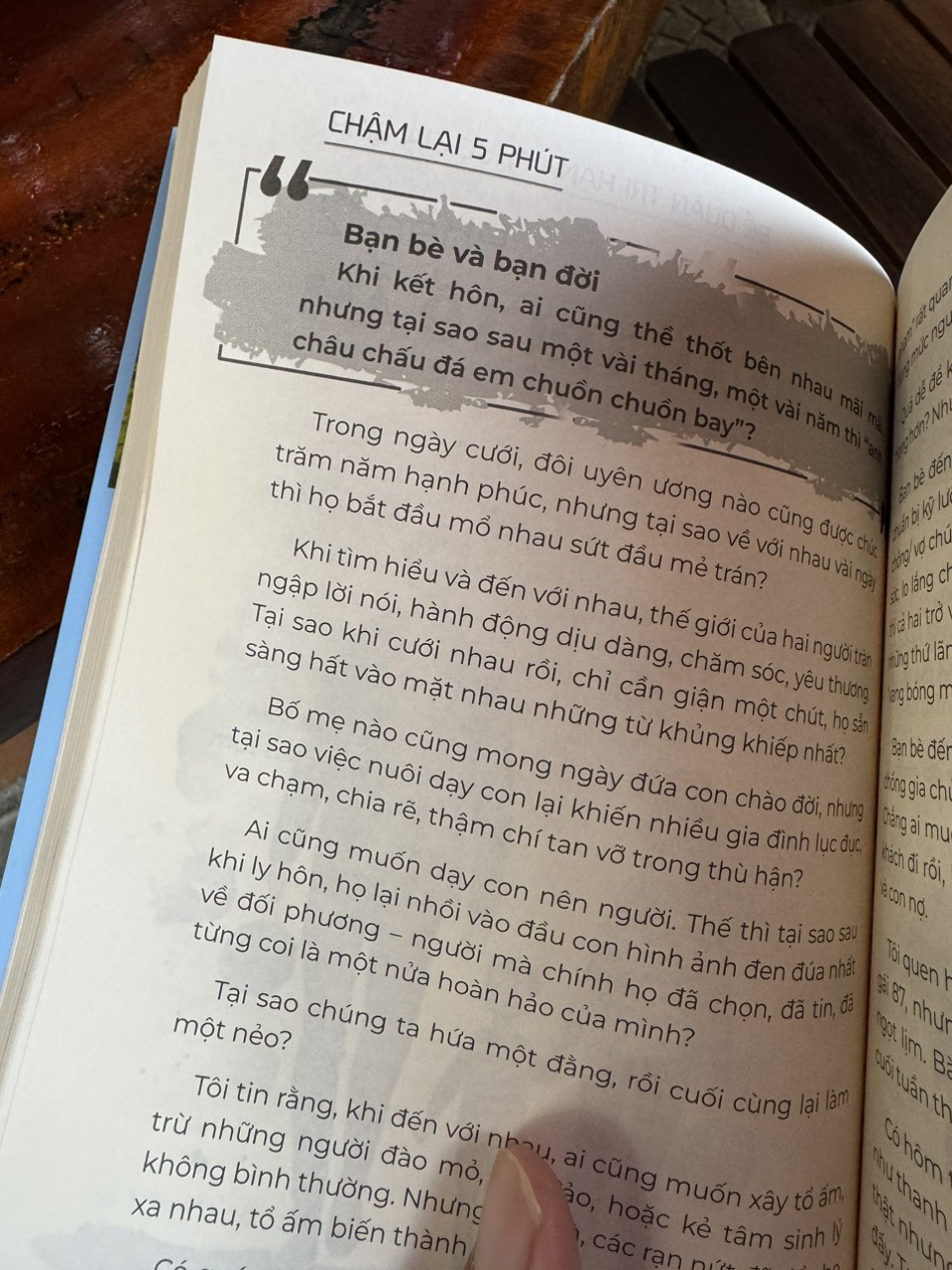 (Có chữ ký tác giả) CHẬM LẠI 5 PHÚT – Để Quản Trị Hạnh Phúc – Nhà báo Bùi Hải – Hanoibooks – NXB Dân trí