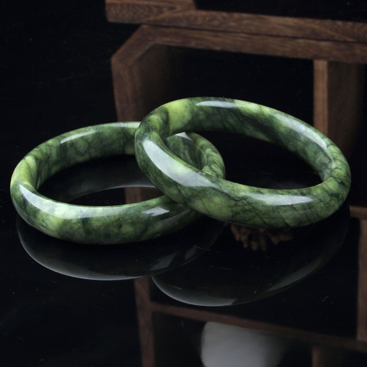Vòng tay nữ, chất liệu ngọc serpentine xanh rêu, thiết kế bản lá hẹ, kèm bản Photo giấy kiểm định chất lượng tại trung tâm vàng quốc gia SJC