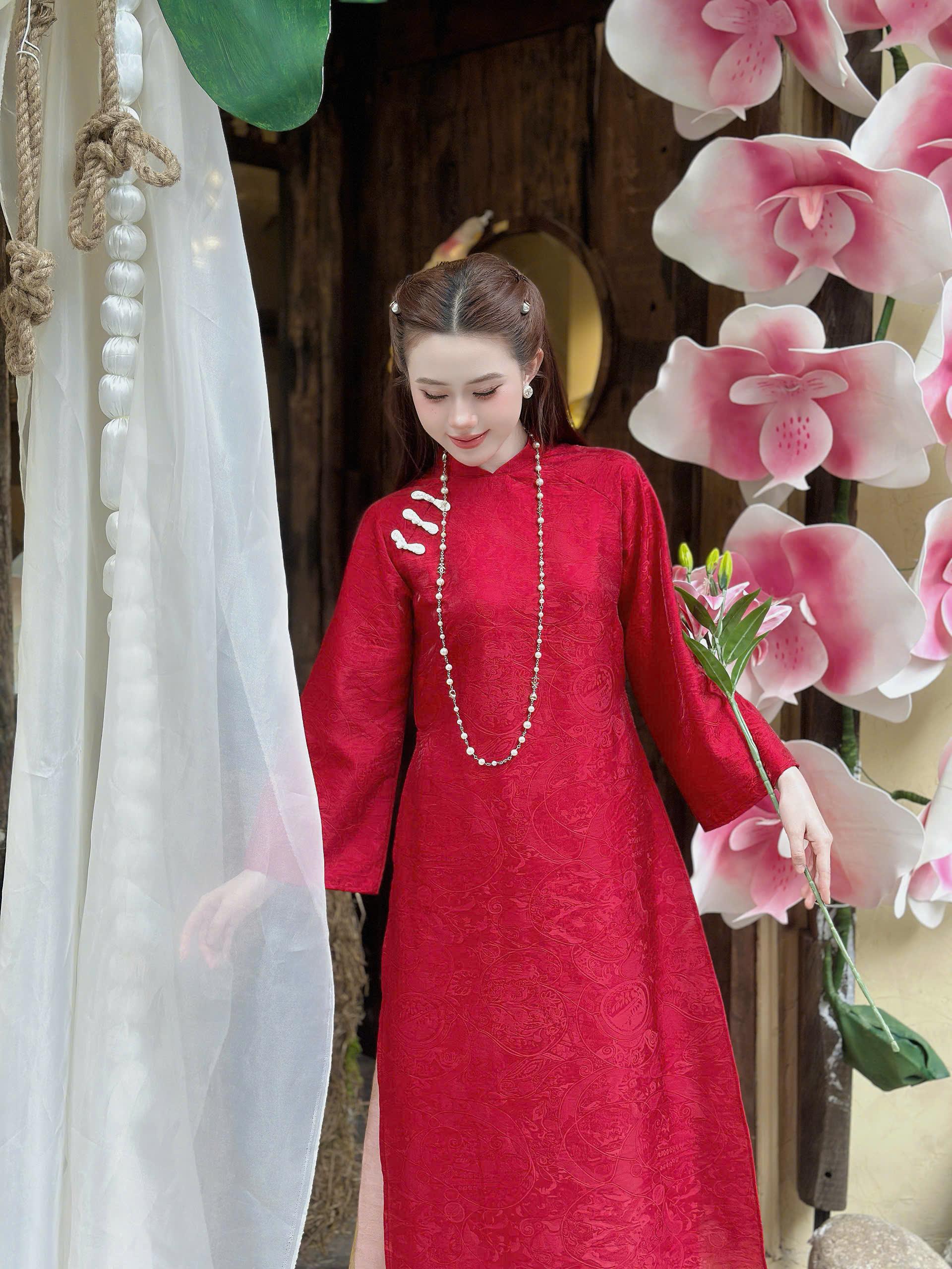 Áo Dài Tơ Ánh Đỏ Hoa Văn Cao Cấp – Thanh Lịch &amp; Nổi Bật - Áo đỏ quần vàng