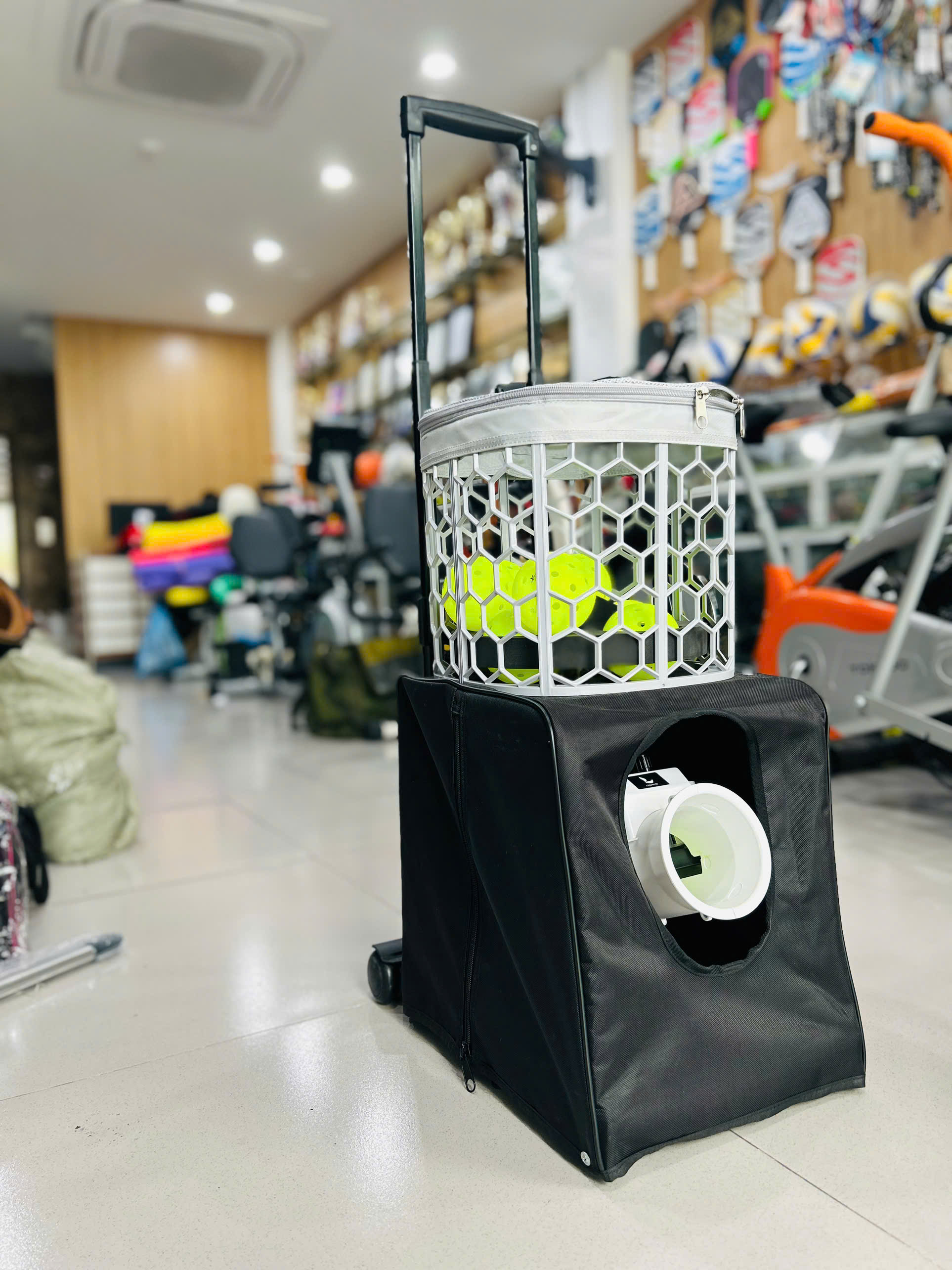 Máy bắn bóng pickleball di động LEADWISE LWAPL25B có điều khiển từ xa, điều chỉnh phạm vi bắn bóng linh hoạt, dễ sử dụng.