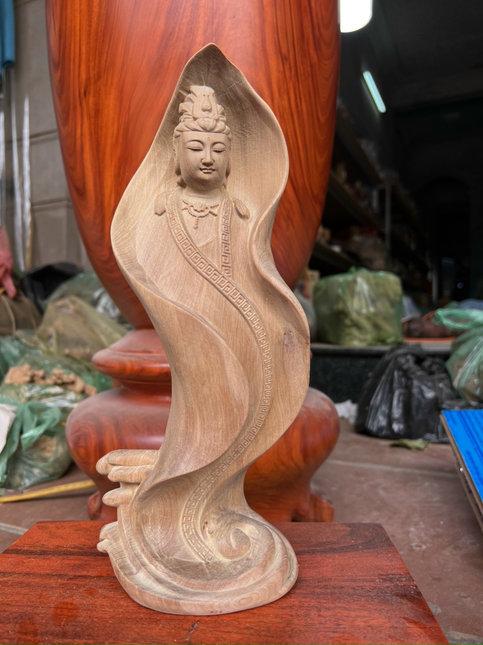 Tượng phật bà quan âm bồ tát ,bằng gỗ hương đá kt cao 30cm