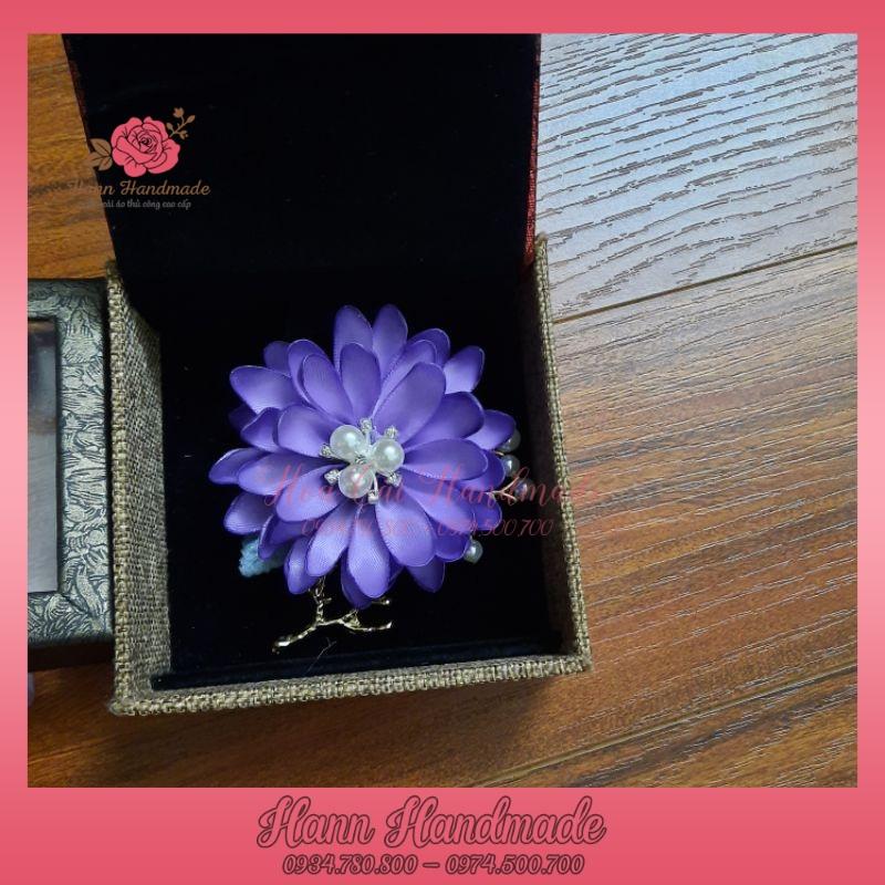 Hoa cài áo hoa cúc màu tím cực xinh