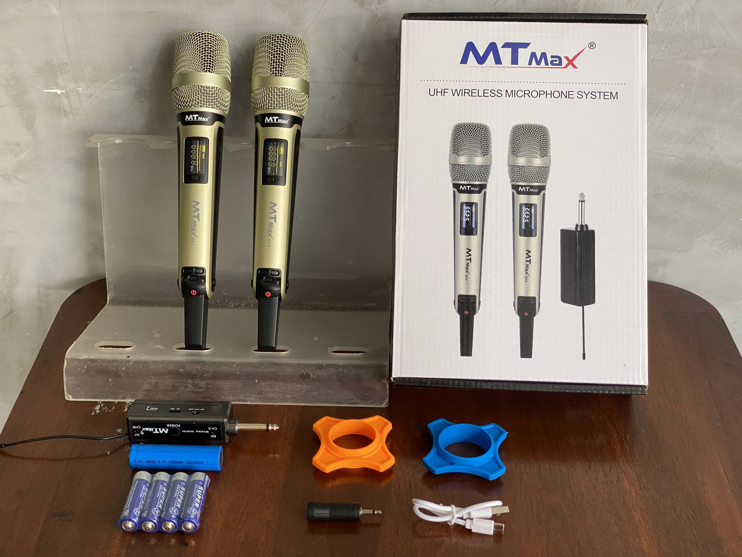 Micro không dây đa năng MTMAX Q02 - Micro không dây giá tốt, sử dụng cho mọi loại thiết bị âm thanh - Micro dành cho loa kéo, loa bluetooth, amply - Màn hình Led hiển thị thông số - Âm thanh cực hay, giá cực rẻ