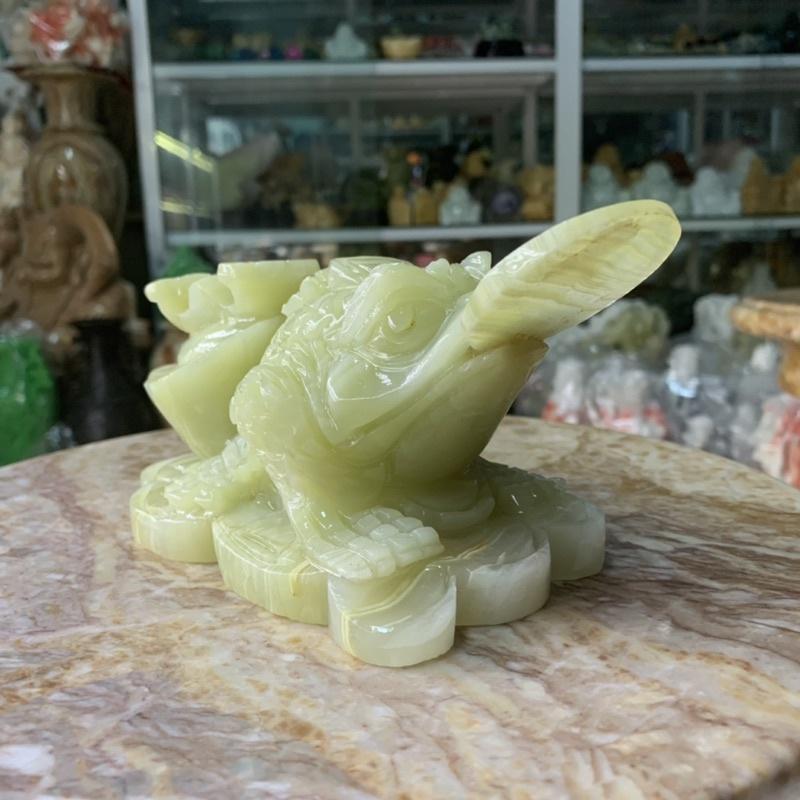 Cụ Thiềm Thừ, Cóc Ngậm Tiền, Cóc 3 Chân Cõng Thỏi Vàng Và Gậy Như Ý Đá Ngọc Onix - ngang 20cm