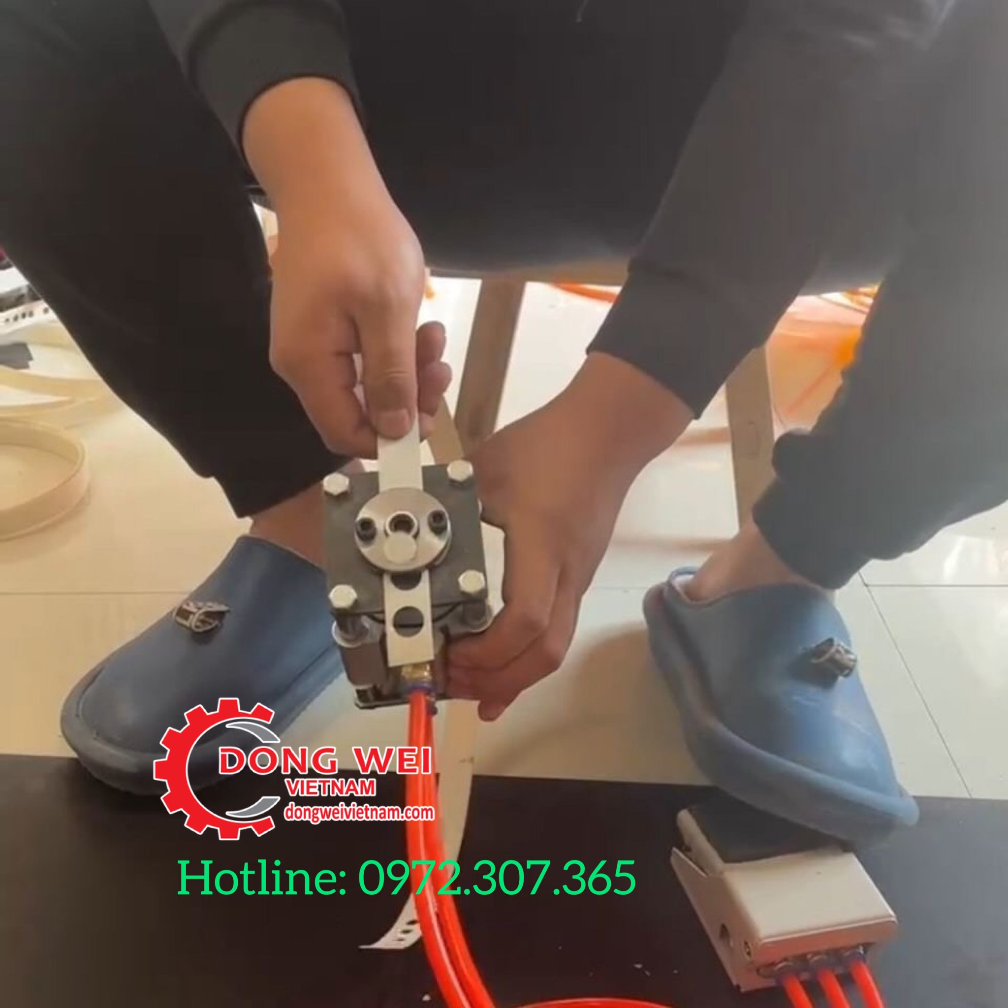 Máy đột dập che lỗ cam, lỗ vít 2 đầu . Máy dập nẹp, máy dập chỉ, máy dập nẹp nhựa bằng hơi áp lực, nhỏ gọn dễ sử dụng