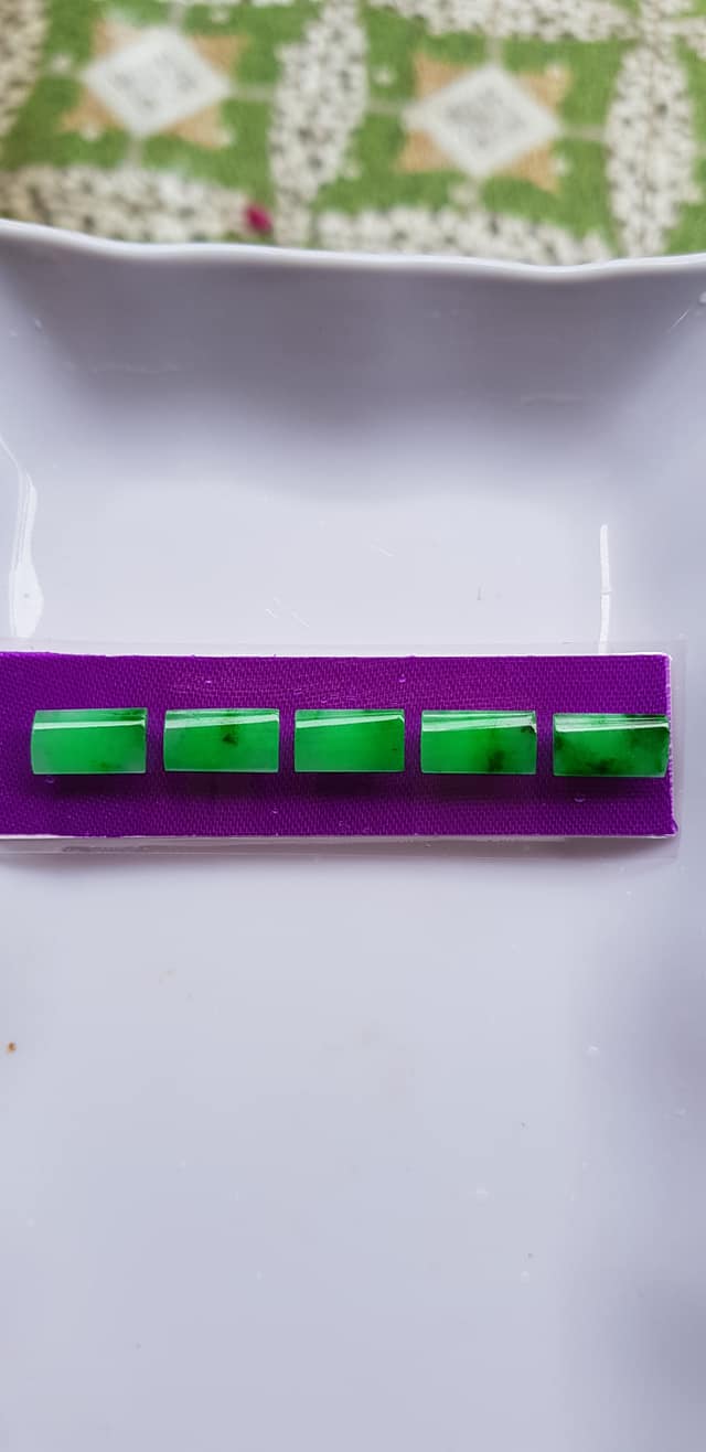 1 bộ lắc tay hình chữ nhật bóng đẹp Dài 13mm x Ngang 7mm x Cao 2mm Đá Ngọc Cẩm Thạch tự nhiên Xanh Ngọc tươi bóng đẹp Nữ bọc vàng đeo đẹp sang quà tặng ý nghĩa gửii đến Mẹ và người thân ạ