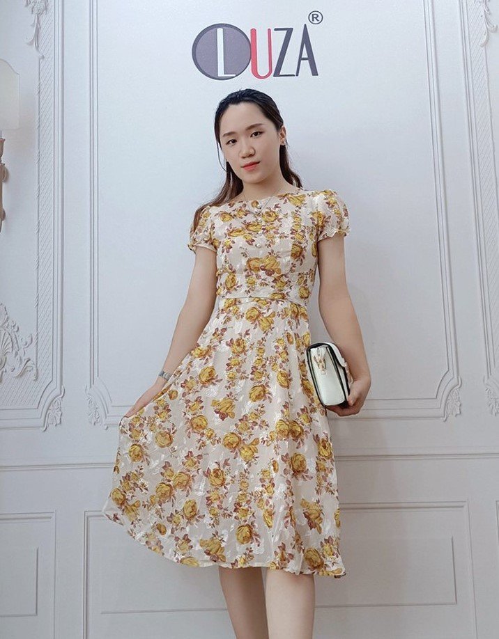 Váy hoa vàng khuy ngọc trai