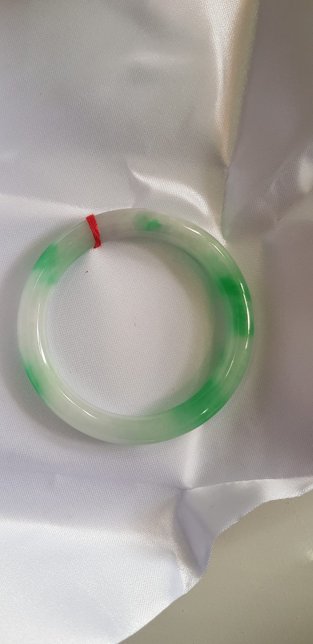 Vòng tay nữ đá Cẩm Thạch tự nhiên mới TR LÝ IC 51mm x chột 8mm Vòng màu trắng xanh lý vân bóng đều đẹp nữ 50kg - 54kg đeo ạ