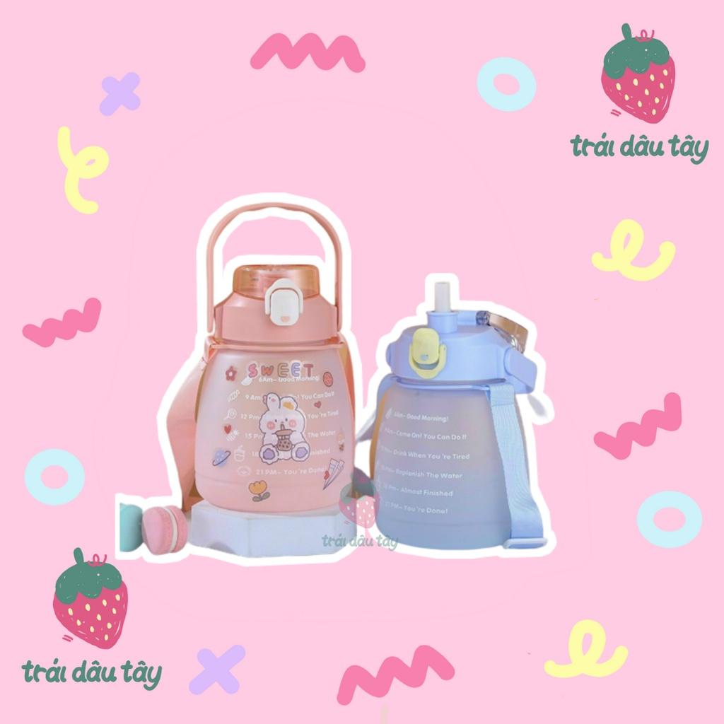 BÌNH NƯỚC 1L3 MÀU MỜ NHÁM CÓ HÌNH STICKER TỰ DÁN VÀ DÂY ĐEO