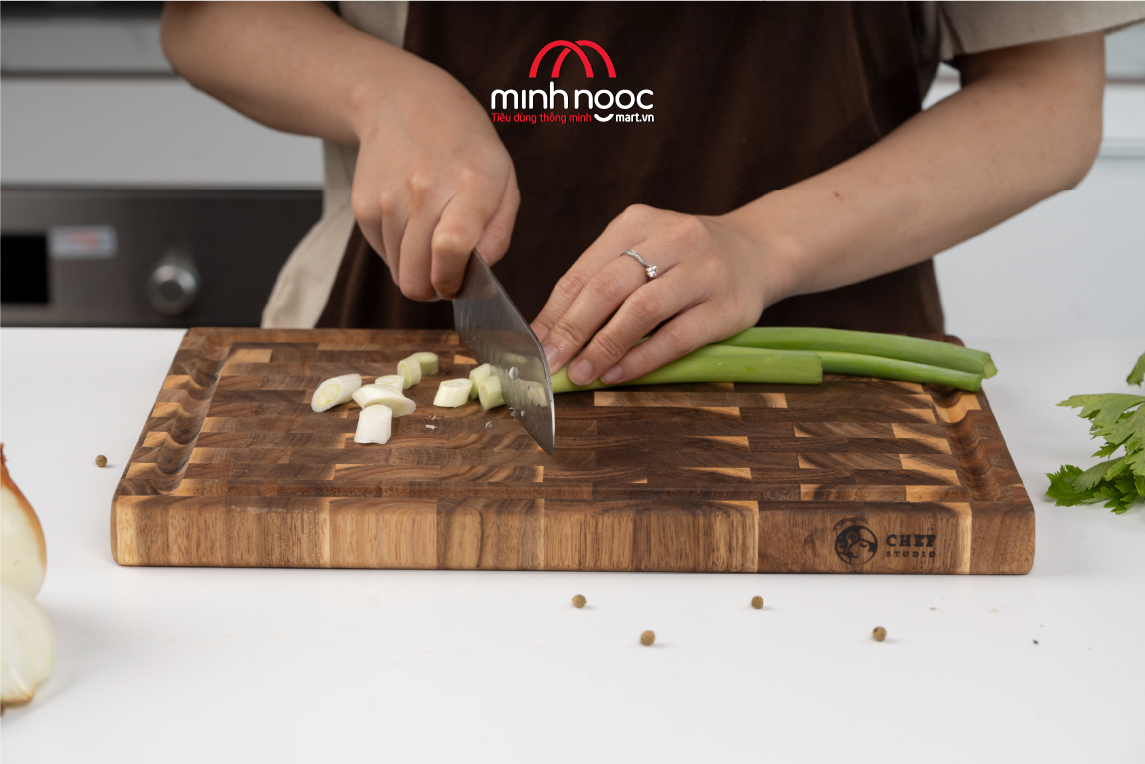 Thớt gỗ keo Chef Studio chữ nhật size 25 x 35 x 2.5cm, Dùng bằm, thái, trưng bày thực phẩm