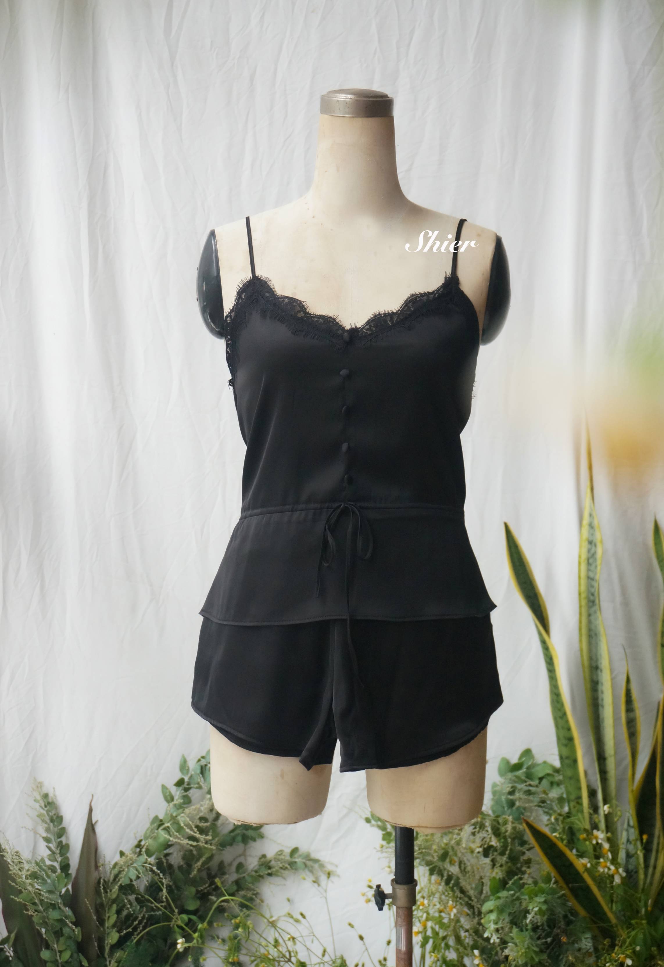 Đồ Bộ Lụa Ngắn Daisy, Bộ Quần Áo Ngủ Ngắn Quần Short Mix Kèm Áo 2 Dây Chất Lụa Mát Mịn Đồ Ngủ Mặc Nhà Chít Eo Phối Ren Nhấn Viền Ngực Tinh Tế