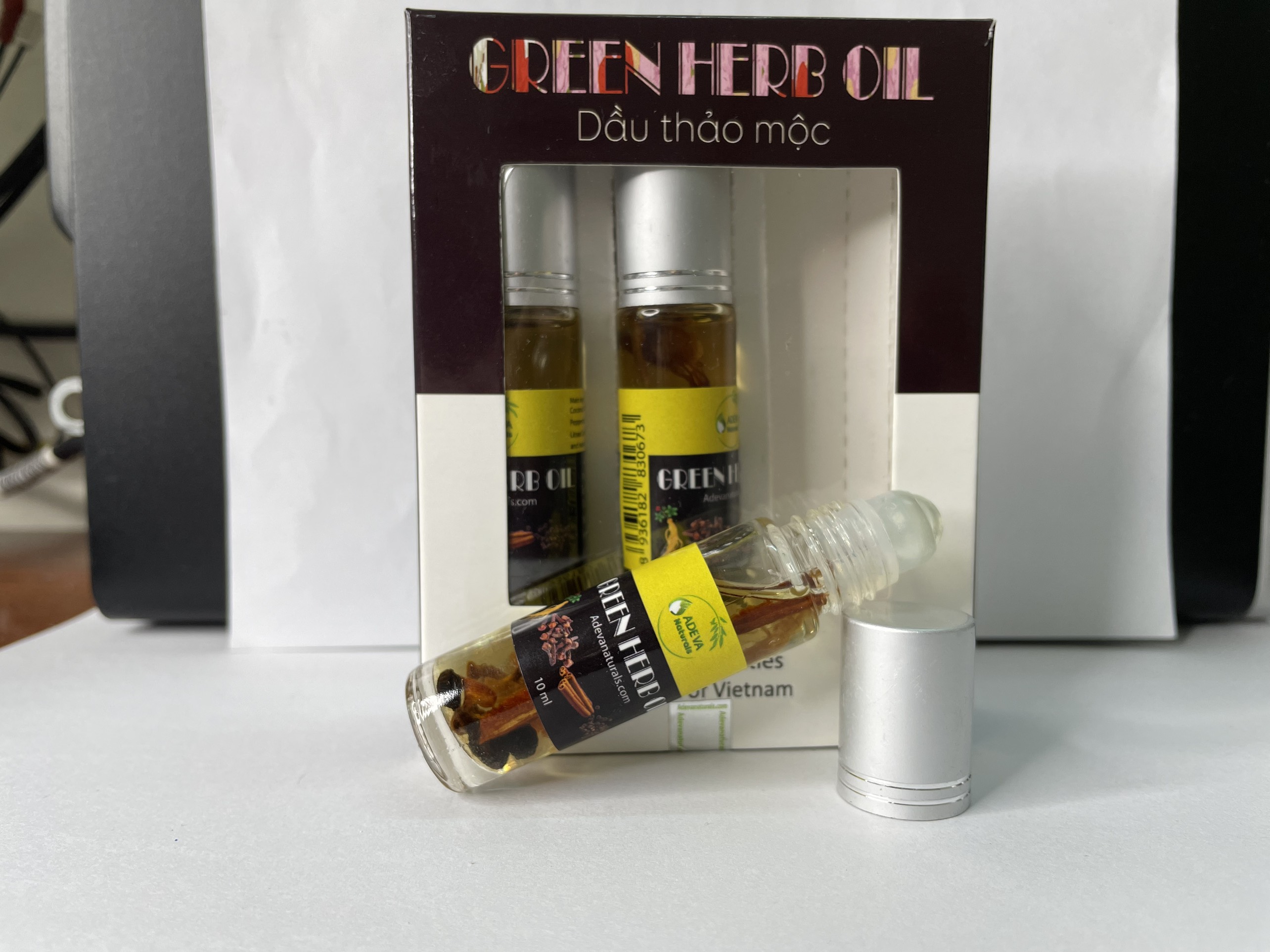 Dầu nóng thảo dược ADEVA - Green herb oil - Đầu bi lăn tiện lợi, kết hợp massage day ấn huyệt đạo. nhỏ gọn tiện mang theo, thành phần từ các loại tinh dầu và thảo mộc tự nhiên