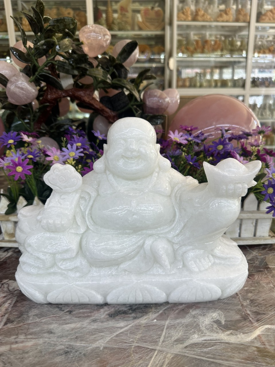 Tượng Phật Di Lặc ngồi cầm thỏi vàng phong thủy đá cẩm thạch trắng - Dài 30 cm