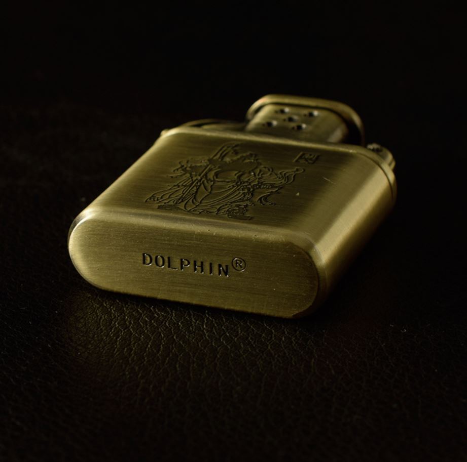 Vỏ Hột Quẹt Bật Lửa Xăng Đá Độc Lạ Dolphin HY676 Khắc Quan Vũ Đẹp Độc Lạ - Dùng Xăng Bấc Đá Cao Cấp