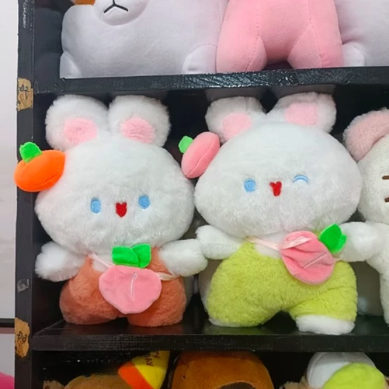 Thú nhồi bông thỏ trắng đeo túi cà rốt cute - Size 22cm - Quà tặng gấu bông thỏ bunny mặc yếm êm mịn