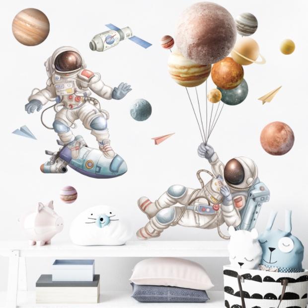 Decal trang trí tường - 2 Phi hành gia vui đùa trên vũ trụ