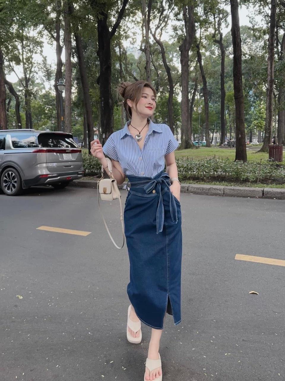 SET ĐI CHƠI, SET 2 MÓN ÁO SƠ MI KẺ PHỐI CHÂN VÁY JEAN DÀI KIỂU KÈM ĐAI CỰC SANG