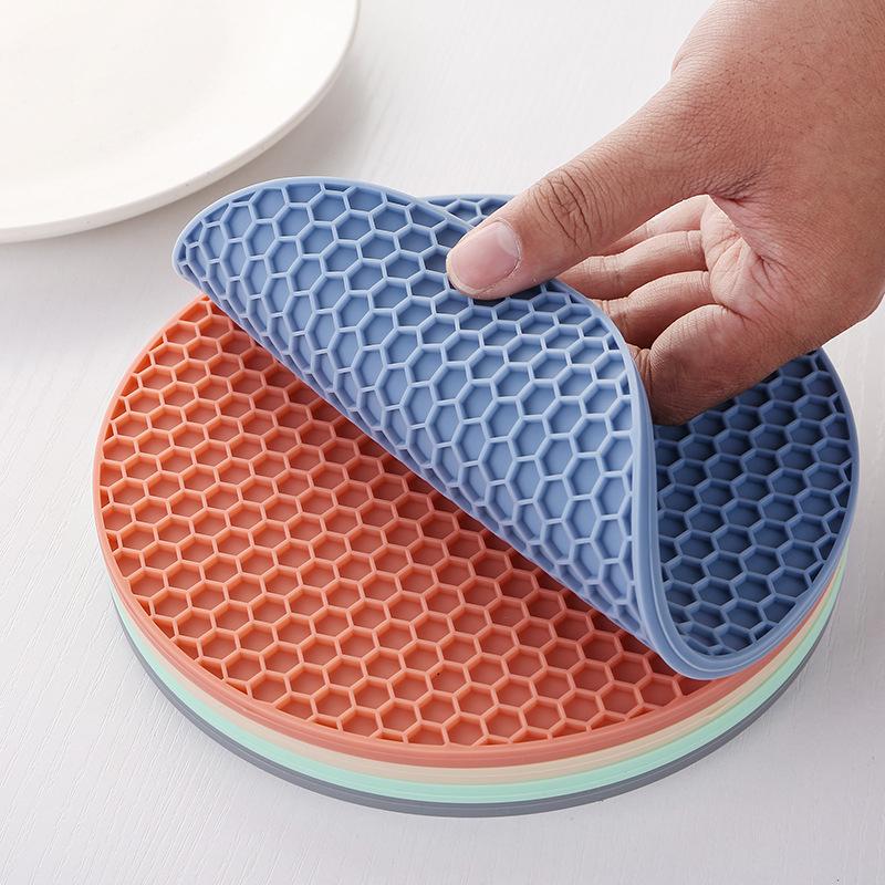 TẤM LÓT NỒI SILICON CÁCH NHIỆT CHỐNG TRƠN TRƯỢT HÌNH TỔ ONG - ĐẾ LÓT LY CỐC BẰNG SILICON CHỐNG NÓNG ĐƯỜNG KÍNH 17.5CM TI