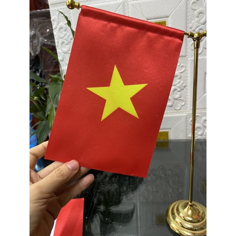 Lá cờ việt để bàn làm việc