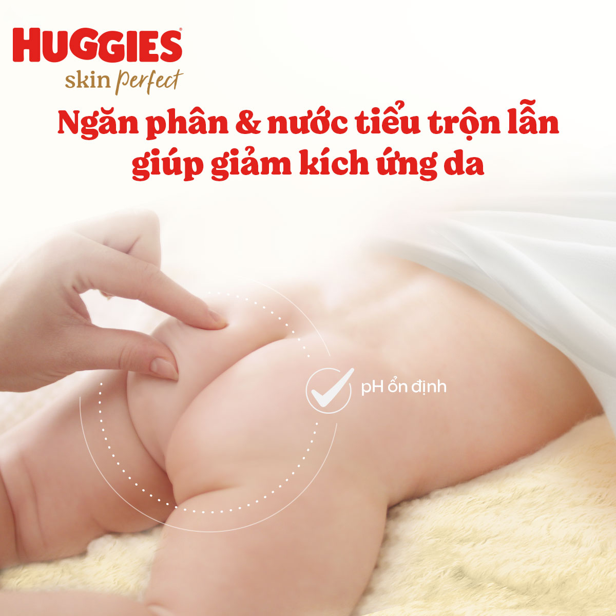 Tã/bỉm dán sơ sinh Huggies Skin Perfect M 46+3 miếng với 2 vùng thấm giảm kích ứng da