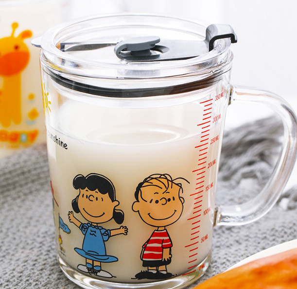 Ly Thủy Tinh Chia Vạch Có Quai in hình Ngộ nghĩnh 350ml | Kèm Óng Hút Silicon , Nắp Nhựa Ngăn Tràn